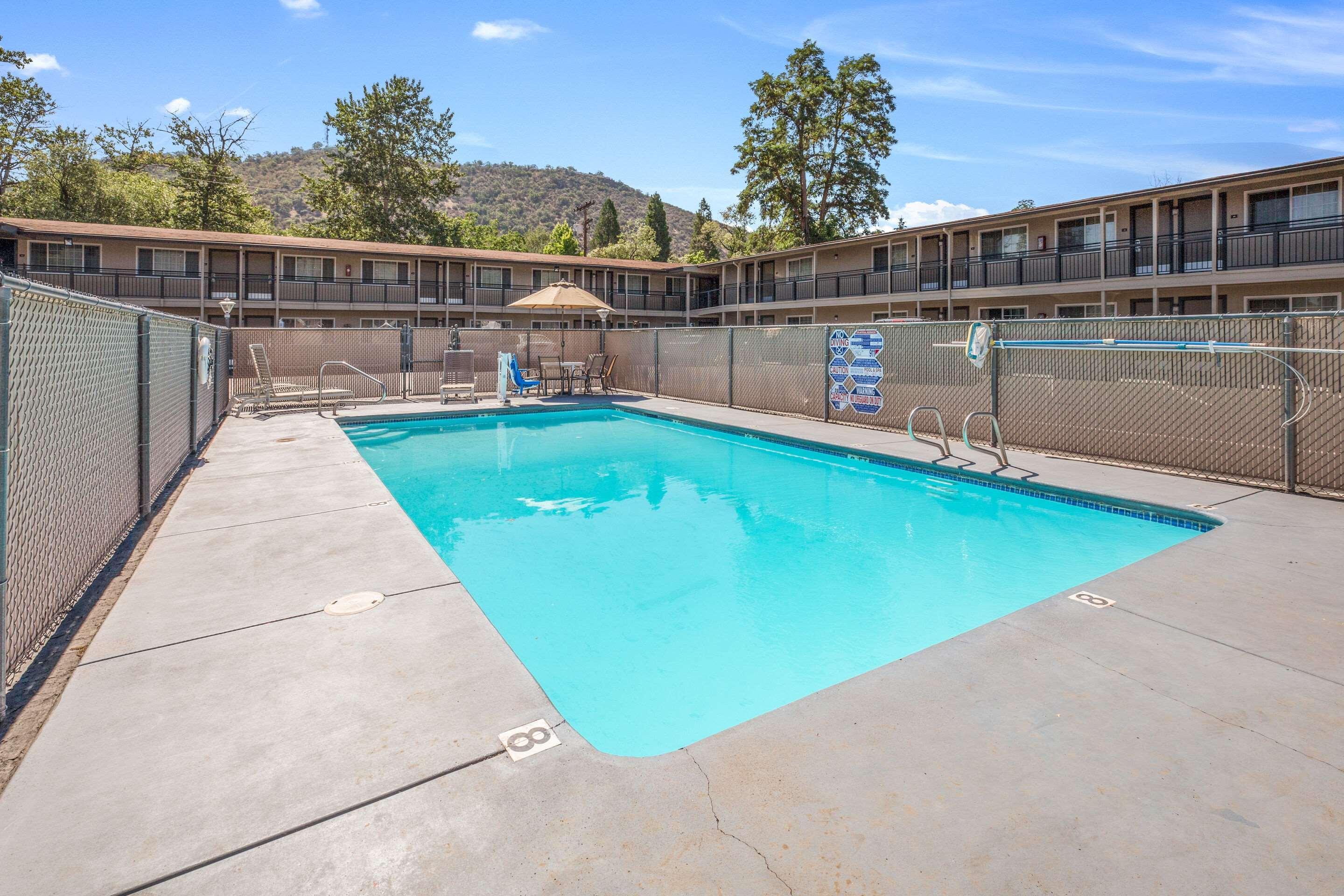 Econo Lodge Inn & Suites Yreka Eksteriør billede